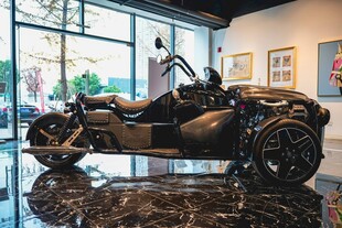 炫酷黑色三轮摩托车展示