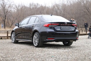 黑色轿车后视图