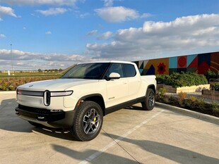 白色越野皮卡车外观展示