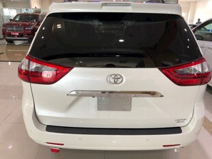 白色丰田MPV后部特写