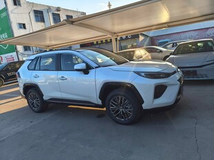 白色SUV停于户外停车场