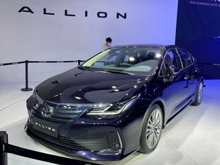 黑色Allion汽车展示
