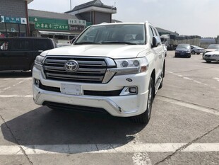 白色丰田陆地巡洋舰停在户外