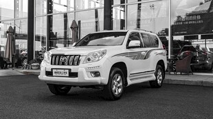 城市街道上的白色SUV