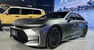 炫酷银灰色跑车亮相车展