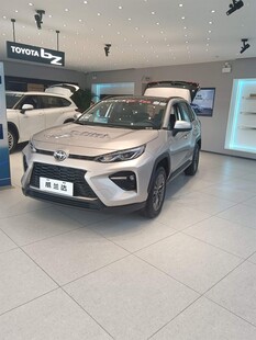 展厅中的时尚新能源汽车