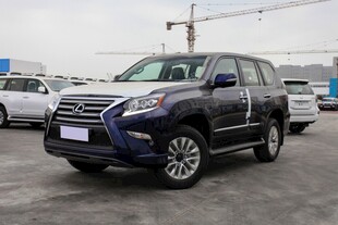 停车场中的深蓝色雷克萨斯SUV