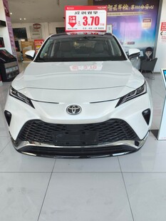 展厅内的白色丰田汽车