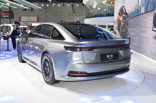 车展上的银色时尚轿车