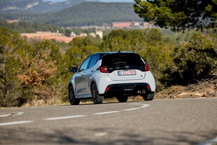 公路上行驶的白色新能源车