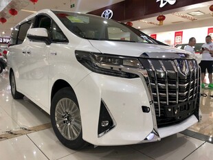 白色时尚款商务车展示
