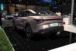 车展上的时尚新能源汽车