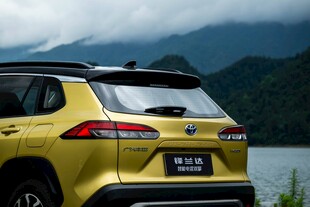 黄色SUV停于山水美景间