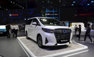 车展上的白色新款MPV
