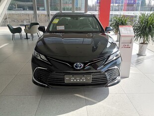 展厅内的黑色丰田轿车