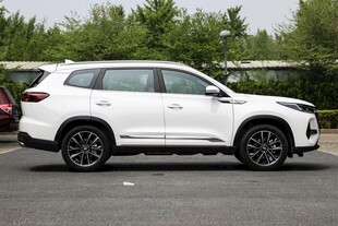 白色SUV停在户外停车场