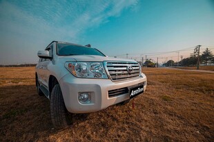旷野中的白色越野汽车