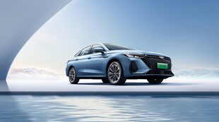 流线型新能源汽车展示
