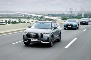 高速公路上行驶的多辆汽车