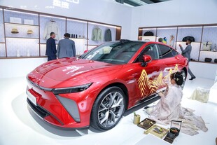 车展上的红色炫酷汽车