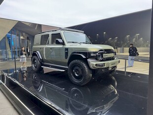 展示台上的绿色越野汽车