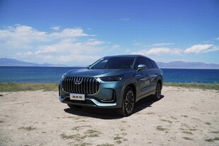 海边沙地中的炫酷SUV