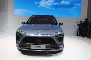 展示台上的银色新能源汽车