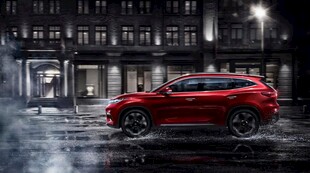 雨夜街头的红色炫酷SUV