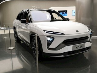 时尚白色新能源概念汽车