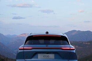 车尾视角下的户外风景与车