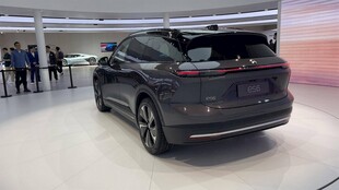 展示厅中的时尚黑色SUV