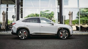 时尚白色SUV外观展示