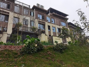 山坡上的多层欧式风格建筑