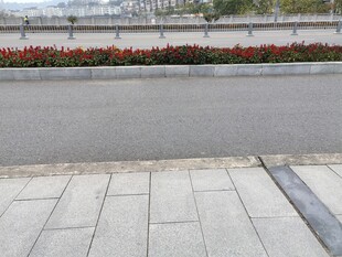 城市街道旁的砖石路面景观