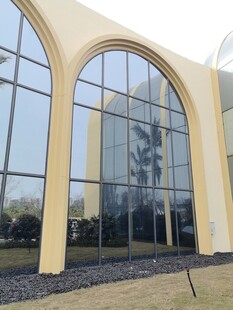 现代拱形玻璃建筑外观