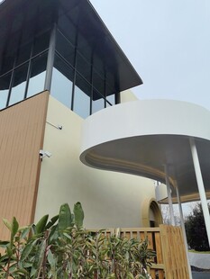 现代风格弧形屋顶建筑