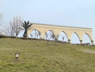 山坡上的拱形建筑景观