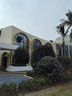 现代风格弧形建筑外观