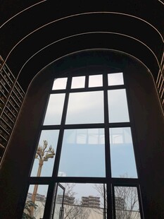 拱形大窗展现户外景致