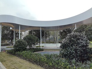 现代弧形景观建筑周边绿植