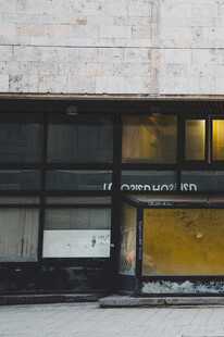 莫斯科老旧建筑的斑驳店铺门面