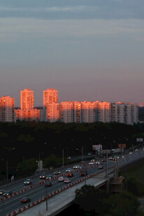 莫斯科夕阳下的城市道路景观