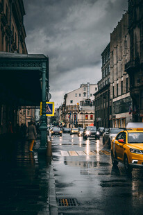 莫斯科雨中城市街道的繁忙景象