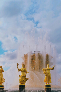 金色雕像与壮观喷泉景观