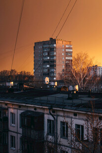 夕阳下的城市老旧建筑