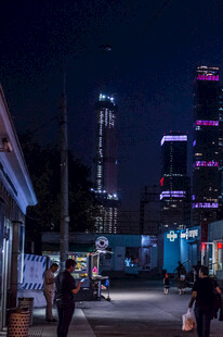 城市夜色下的热闹街道