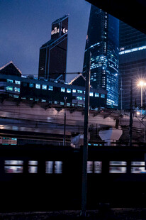 城市夜景中的行驶列车