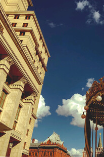 欧式建筑与蓝天白云景象