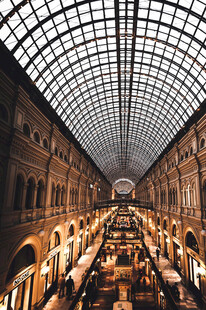 华丽拱形玻璃顶的室内空间