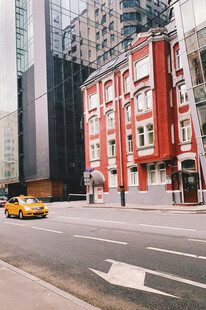 莫斯科城市街角的红建筑与出租车